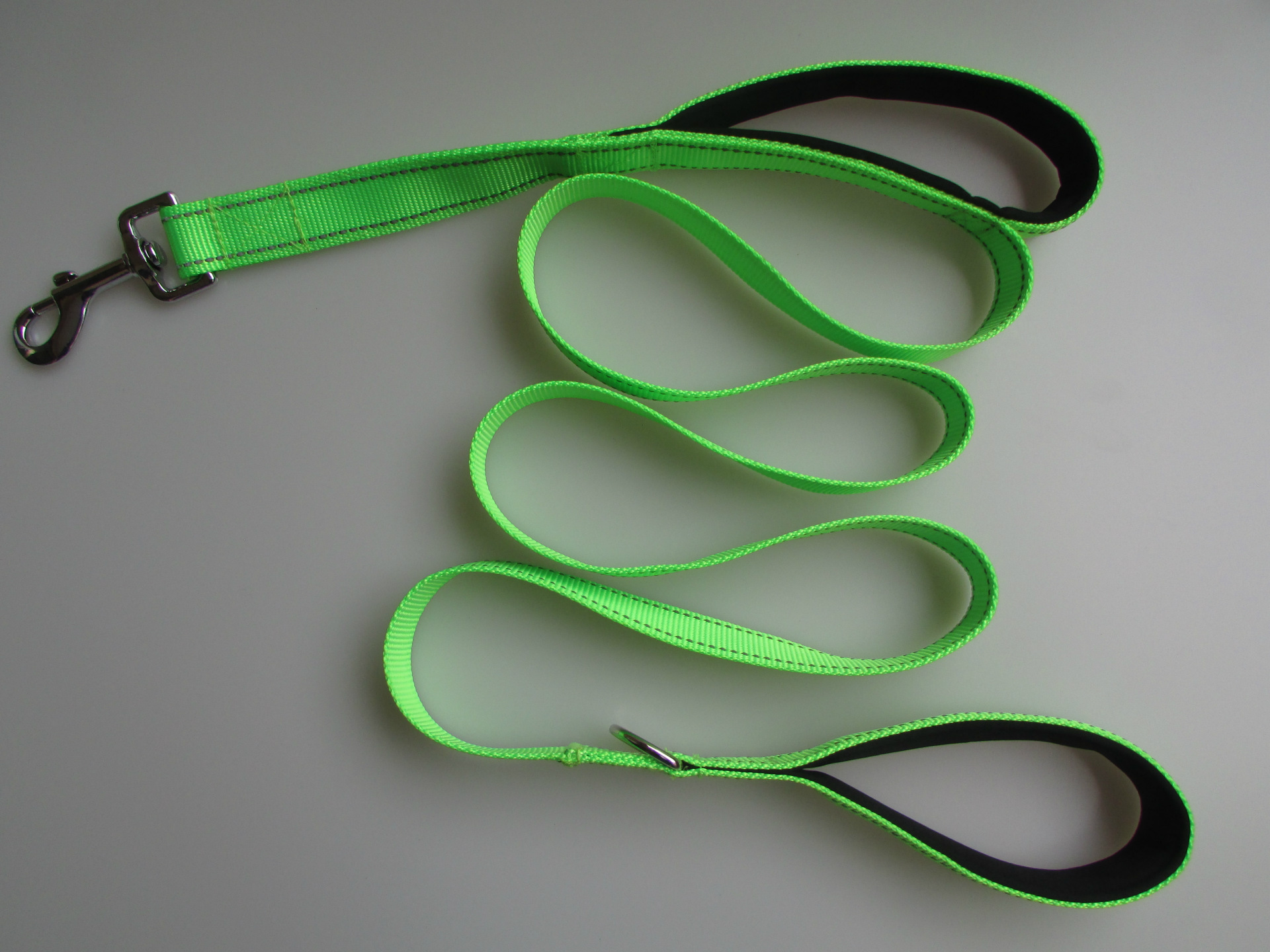 Close view of the traffic handle near the dog end of the leash.