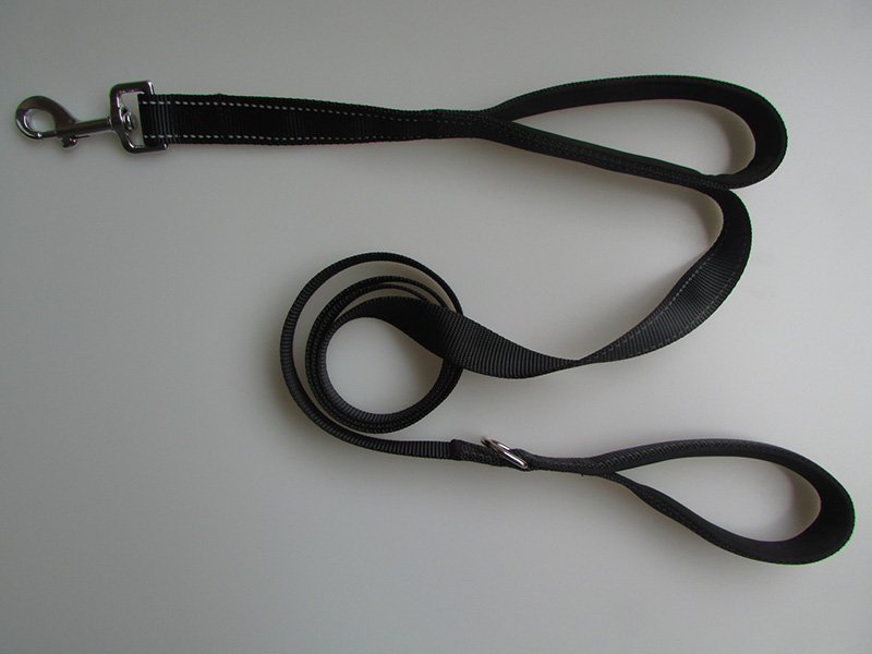 Leash dimensions and two-handle placement diagram.